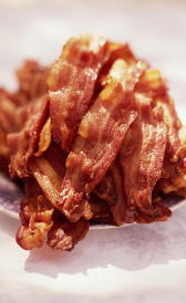 bacon, alimento rico en vitamina B6 y vitamina B1