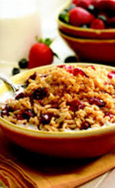 cereales de desayuno con base de arroz, trigo integral y frutas rojas, alimento rico en potasio y vitamina B1