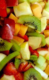 nutrientes de la macedonia de frutas en su jugo
