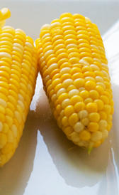mazorca de maíz cocida, alimento rico en vitamina C