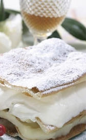 milhojas con nata y crema, alimento preteneciente a la categoría de los pasteles