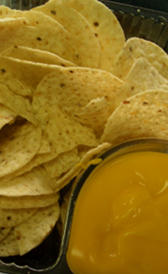 nachos con queso, alimento rico en vitamina B2