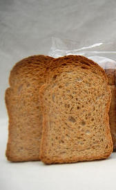 pan integral tostado, alimento rico en sodio