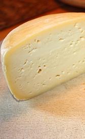 queso gallego, alimento rico en vitamina B3 y calorías