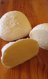queso mozzarella, alimento rico en vitamina B2 y proteínas