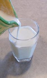 yogurt liquido natural azucarado, alimento rico en vitamina B9