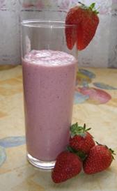 yogurt liquido con pulpa de fruta, alimento rico en sodio