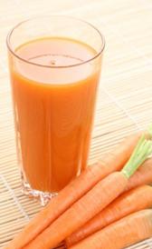 zumo de zanahoria natural, alimento rico en vitamina B5