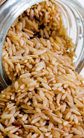 arroz integral, alimento rico en vitamina B9 y vitamina B7