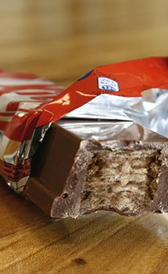 barrita de chocolate con galleta, alimento rico en calcio y calorías