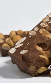 chocolate con leche y almendras, alimento rico en vitamina E y calcio