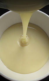 leche condensada desnatada con azucar, alimento rico en proteínas y vitamina B7