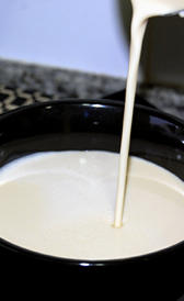 leche evaporada entera, alimento rico en vitamina B7 y vitamina B5