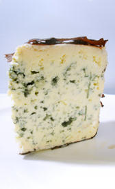 queso azul, alimento rico en vitamina B9 y vitamina A