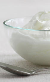 yogurt desnatado natural azucarado, alimento rico en fósforo