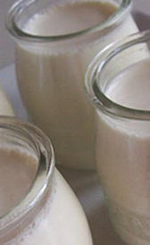 yogurt desnatado natural, alimento rico en vitamina B7 y calcio