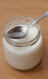 proteínas del yogurt natural entero azucarado