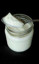 yogurt natural entero, alimento rico en purinas